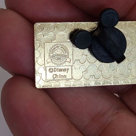 Walt Disney World Trader Pin- Cast Member - Salute - Picture 2 of 5